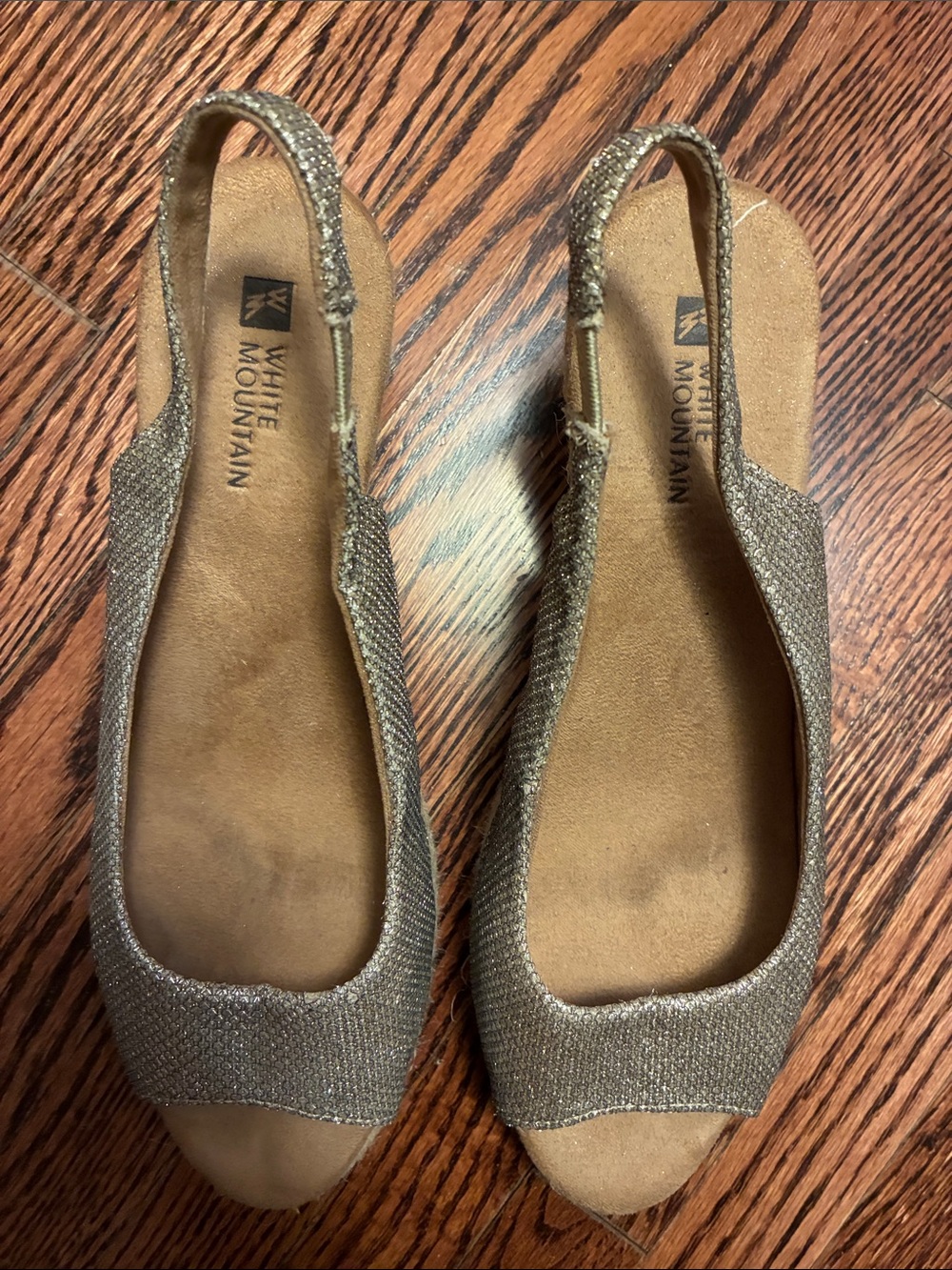 White Mountain Sparkle Slingback wedge sandal. Gold Tone size 7 cushy footbed